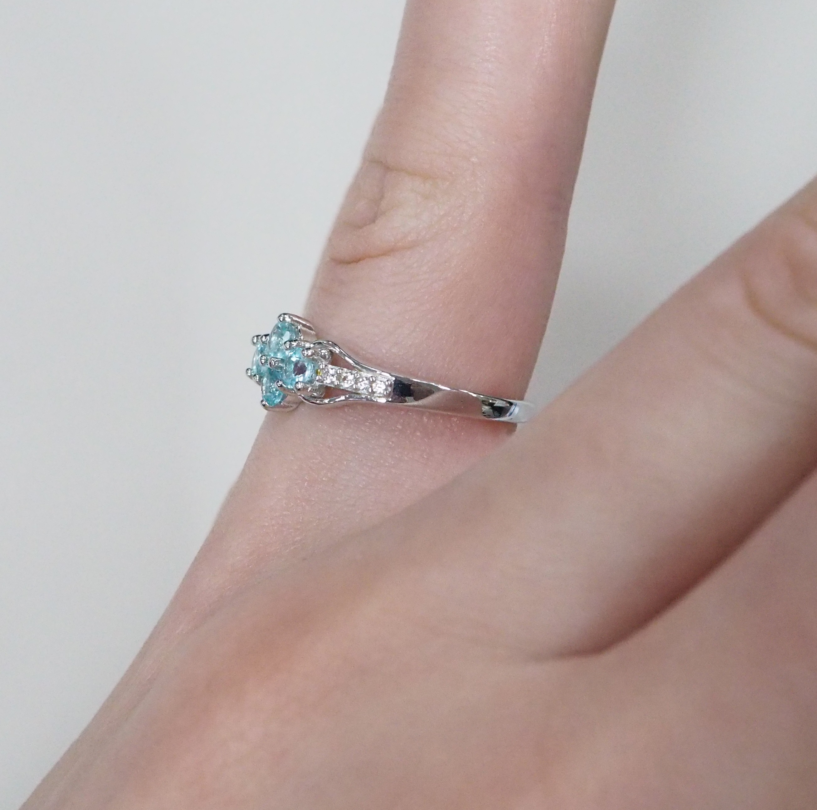 Серебряное кольцо с апатитами
